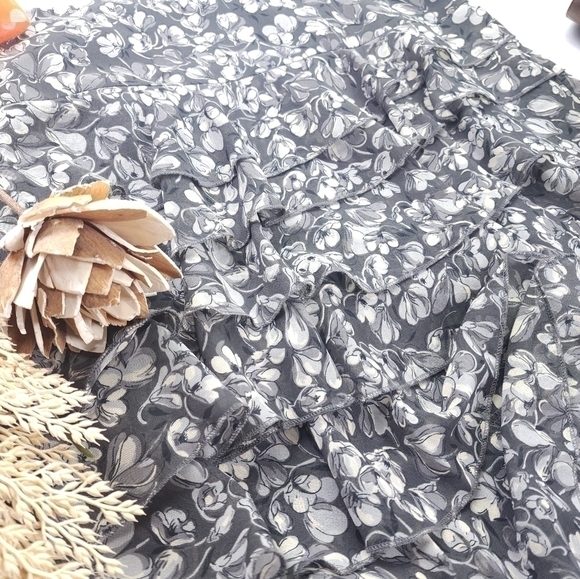 Loft Ruffled Floral Layered Gray Skirt Sz 4 - Picture 9 of 13